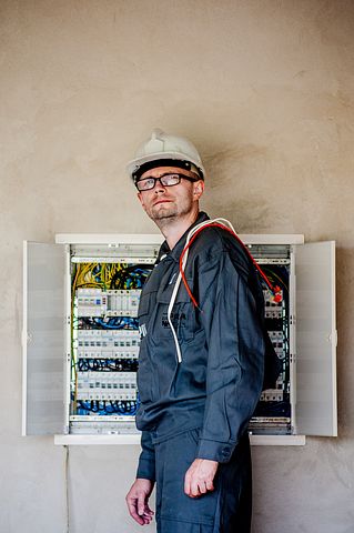 Dokładne przeglądy instalacji elektrycznych zrealizowane przez markę TECH – INSTALL