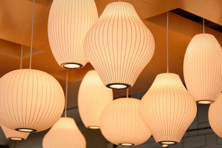Lampy oraz wnętrze mieszkalne – jakim sposobem to połączyć?