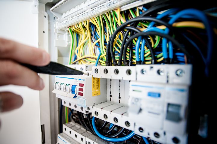 Rozszerzanie umiejętności dla elektryków – z jakiego powodu wskazane jest?