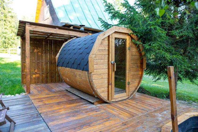 Sauna zewnętrzna w rytmie pór roku — co naprawdę wpływa na komfort